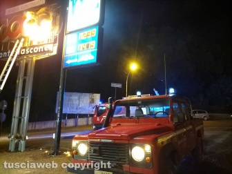 Montefiascone - In fiamme parte dell'insegna della Coop - L'intervento dei vigili del fuoco