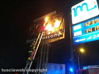 Montefiascone - In fiamme parte dell'insegna della Coop - L'intervento dei vigili del fuoco