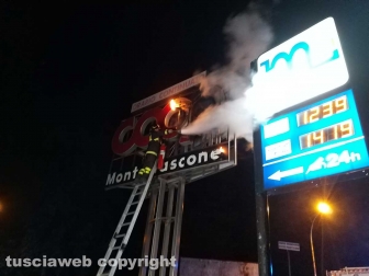 Montefiascone - In fiamme parte dell'insegna della Coop - L'intervento dei vigili del fuoco
