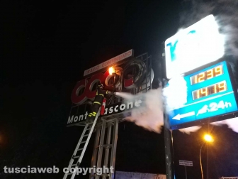 Montefiascone - In fiamme parte dell'insegna della Coop - L'intervento dei vigili del fuoco