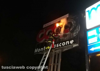 Montefiascone - In fiamme parte dell'insegna della Coop - L'intervento dei vigili del fuoco