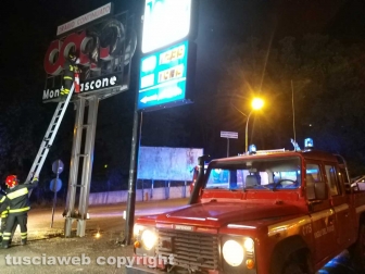 Montefiascone - In fiamme parte dell'insegna della Coop - L'intervento dei vigili del fuoco