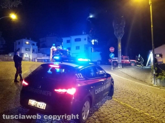 Montefiascone - In fiamme parte dell'insegna della Coop - L'intervento dei vigili del fuoco e dei carabinieri