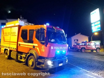 Montefiascone - In fiamme parte dell'insegna della Coop - L'intervento dei vigili del fuoco