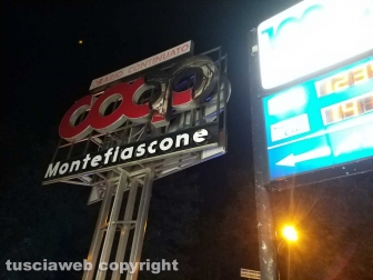 Montefiascone - La parte dell'insegna della Coop andata a fuoco