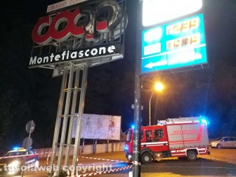 Montefiascone - In fiamme parte dell'insegna della Coop - L'intervento dei vigili del fuoco