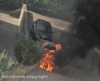In fiamme motorino e auto in via della Mazzetta