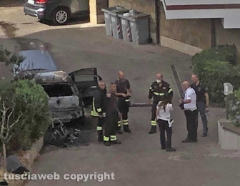 In fiamme motorino e auto in via della Mazzetta