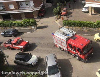 In fiamme motorino e auto in via della Mazzetta