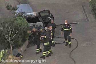 In fiamme motorino e auto in via della Mazzetta