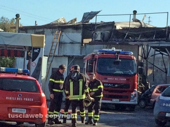 In fiamme officina meccanica