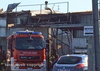 In fiamme officina meccanica