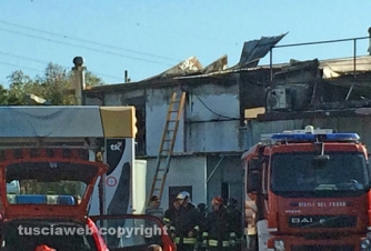 In fiamme officina meccanica