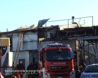 In fiamme officina meccanica