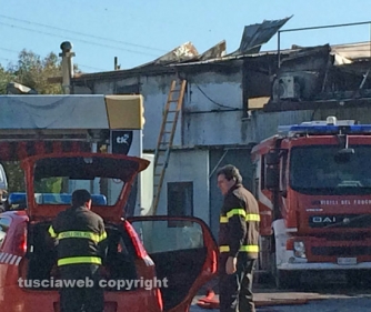 In fiamme officina meccanica