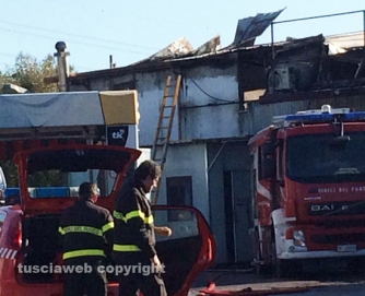 In fiamme officina meccanica
