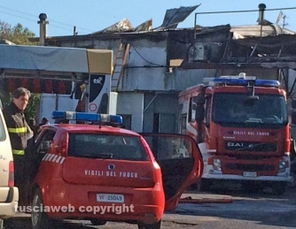 In fiamme officina meccanica