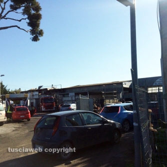 In fiamme officina meccanica