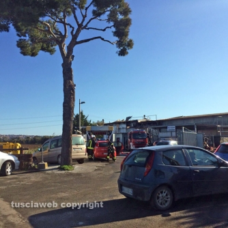In fiamme officina meccanica