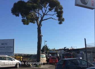 In fiamme officina meccanica