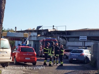 In fiamme officina meccanica