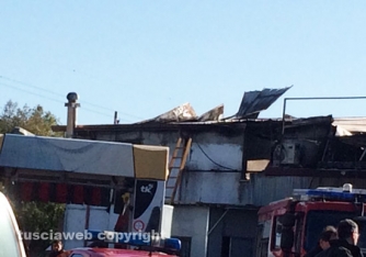 In fiamme officina meccanica