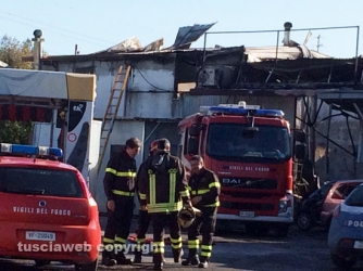 In fiamme officina meccanica