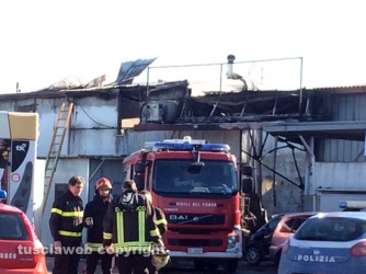 In fiamme officina meccanica