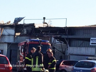 In fiamme officina meccanica
