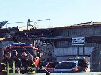 In fiamme officina meccanica