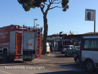 In fiamme officina meccanica