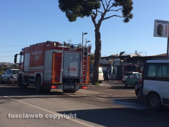 In fiamme officina meccanica