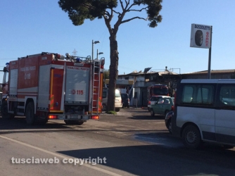 In fiamme officina meccanica