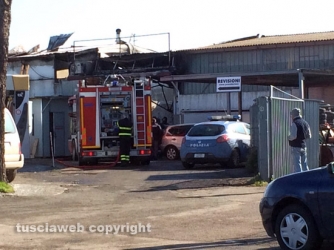In fiamme officina meccanica