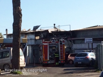 In fiamme officina meccanica