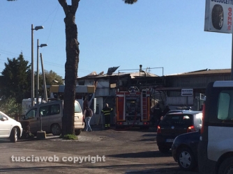 In fiamme officina meccanica
