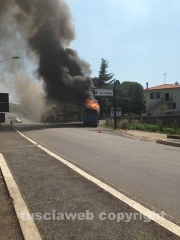 Vetralla - In fiamme  pullman del Cotral