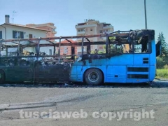 Vetralla - In fiamme  pullman del Cotral