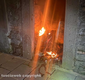 Viterbo - Incendio in via delle Caprarecce