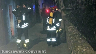 Viterbo - Incendio in via delle Caprarecce - L'intervento dei vigili del fuoco