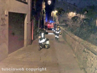 Viterbo - Incendio in via delle Caprarecce - L'intervento dei vigili del fuoco