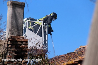 In fiamme vecchio casale a Mazzocchio