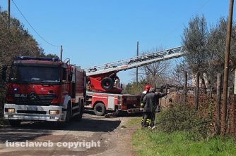 In fiamme vecchio casale a Mazzocchio