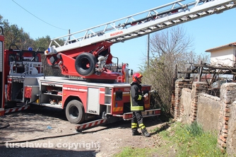 In fiamme vecchio casale a Mazzocchio