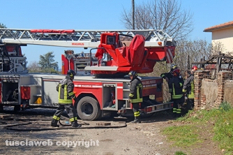 In fiamme vecchio casale a Mazzocchio