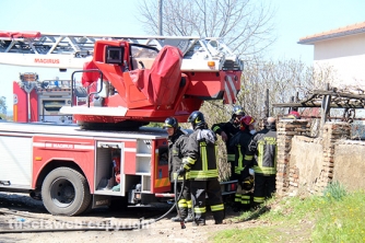 In fiamme vecchio casale a Mazzocchio