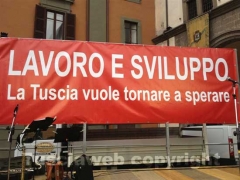 La manifestazione in piazza del Comune