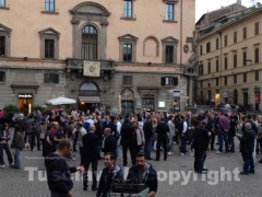 La manifestazione in piazza del Comune