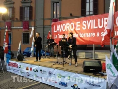 La manifestazione in piazza del Comune