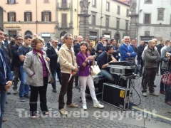 La manifestazione in piazza del Comune